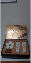 Load image into Gallery viewer, Marc Jacobs Daisy Love for Women 3 Pieces Hardbox Set (1.7 Ounce Eau De Toilette Spray + 2.5 Ounce Body Lotion + 2.5 Ounce Shower Gel)